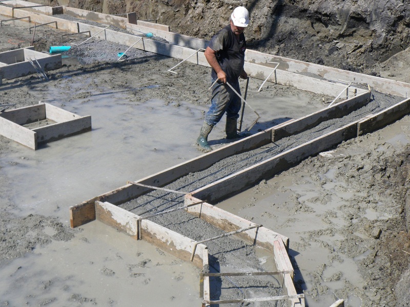 Уход за фундаментом после заливки, причины полива бетона