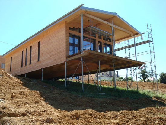 Использование свайного фундамента при постройке дома на склоне холма