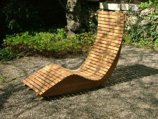 Кресло-качалка станет любимым местом отдыха в саду