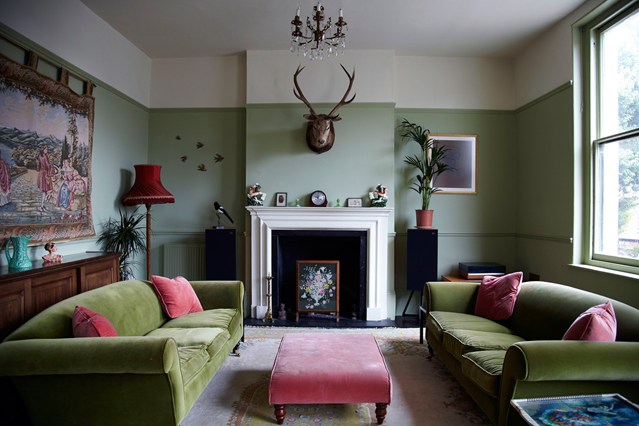 Маленькие гостиные с камином: фото интерьера с кирпичной стеной