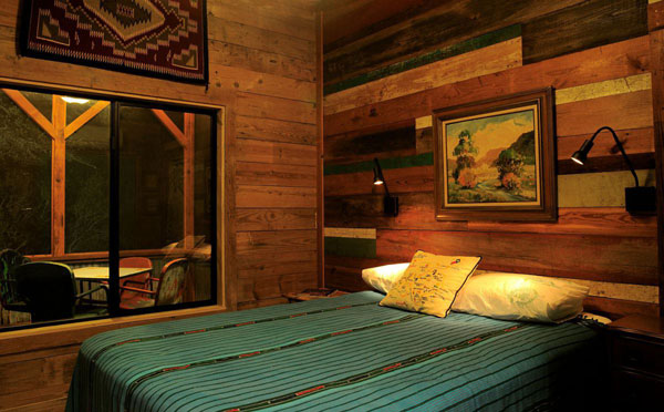 Окрашеная древесина в оформлении спальни