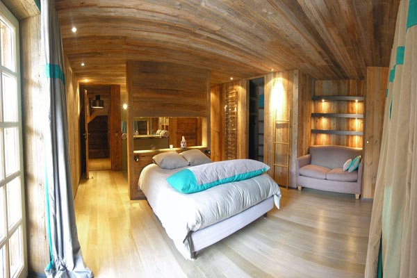 Потолочная подсветка в деревянной спальне