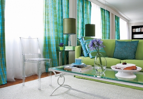 бирюзово-зеленые шторы в гостиной