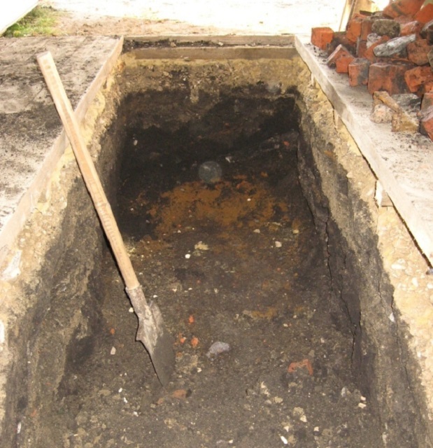 Отрывать котлован для ямы удобнее всего еще на стадии подготовительных работ, до заливки пола и возведения стен
