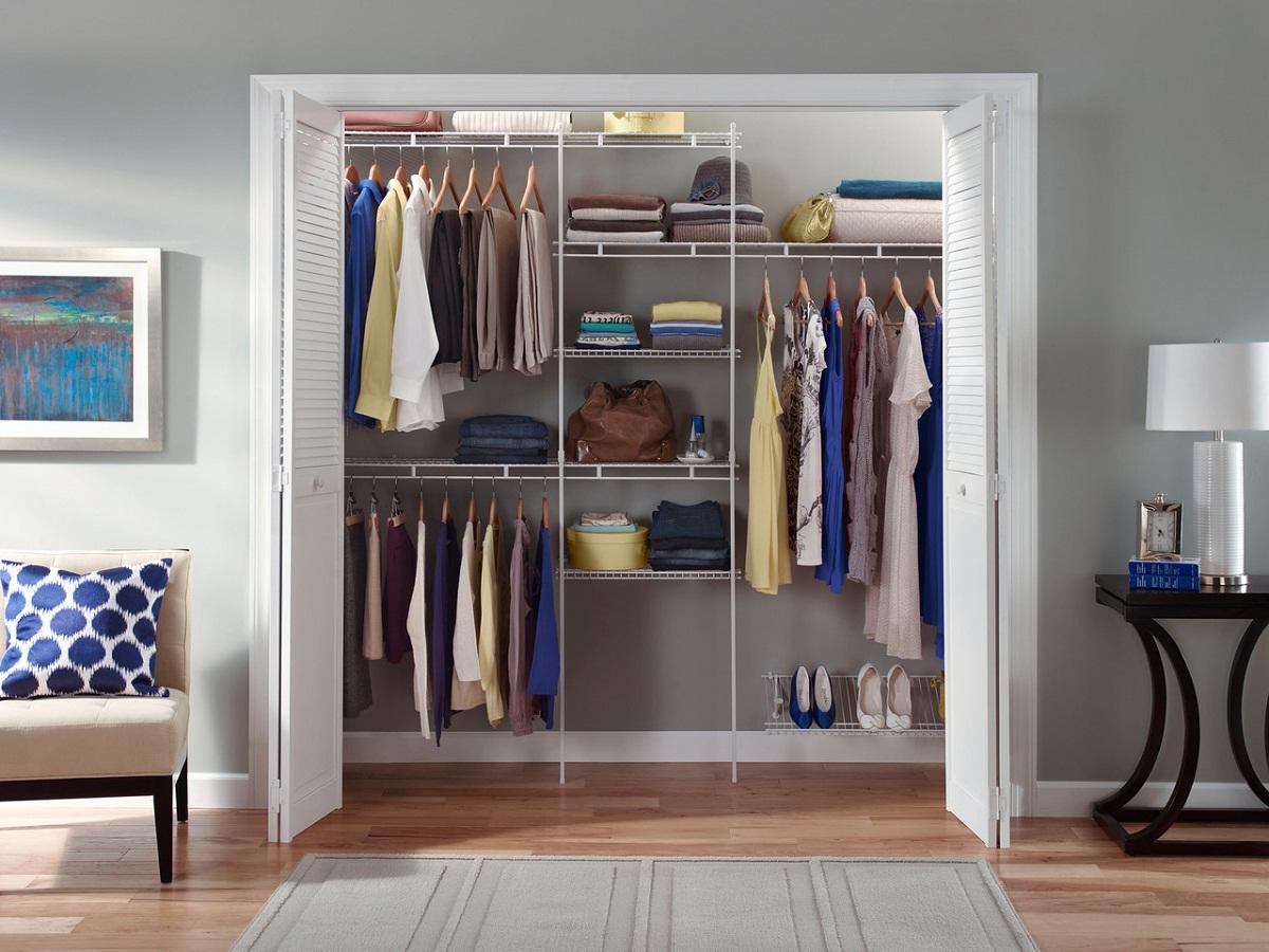 В качестве перегородки между гардеробной и комнатой может выступать занавеска или раздвижная дверь 