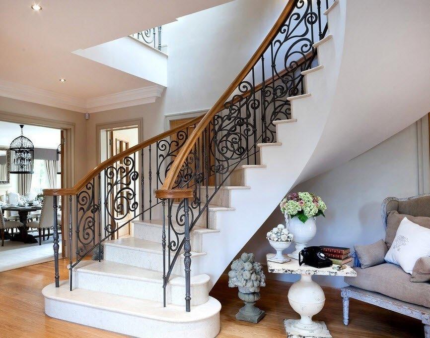 Многие предпочитают использовать плитку для отделки ступеней, поскольку она позволяет защитить поверхность лестницы