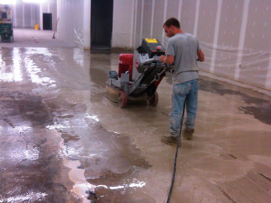 Шлифовка бетона помогает устранить незначительные дефекты и эффективно очистить покрытие 