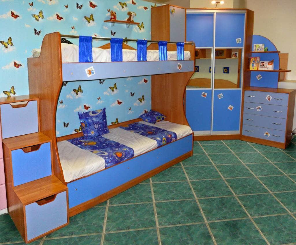 Детские двухъярусные кровати — отличные вариант для оформления детской комнаты. Они не занимают много места, да и детям они приходятся по душе