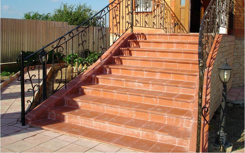 Керамическая плитка для уличной лестницы должна быть влагостойкой и устойчивой к возгораниям