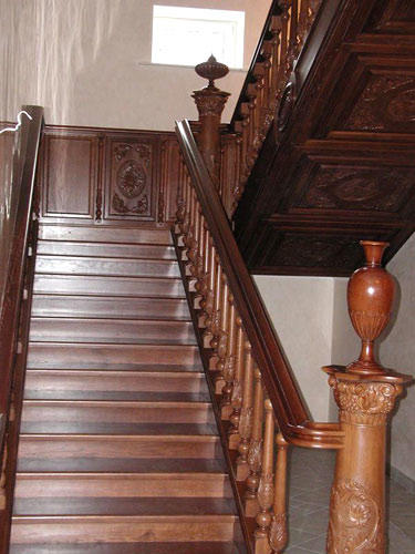 Двухмаршевая деревянная лестница является самым экономически обоснованным вариантом для частного дома