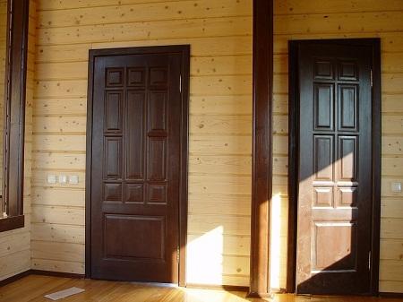 Существует широкое разнообразие дверей, отличающихся по размеру, форме, фурнитуре и материалу 