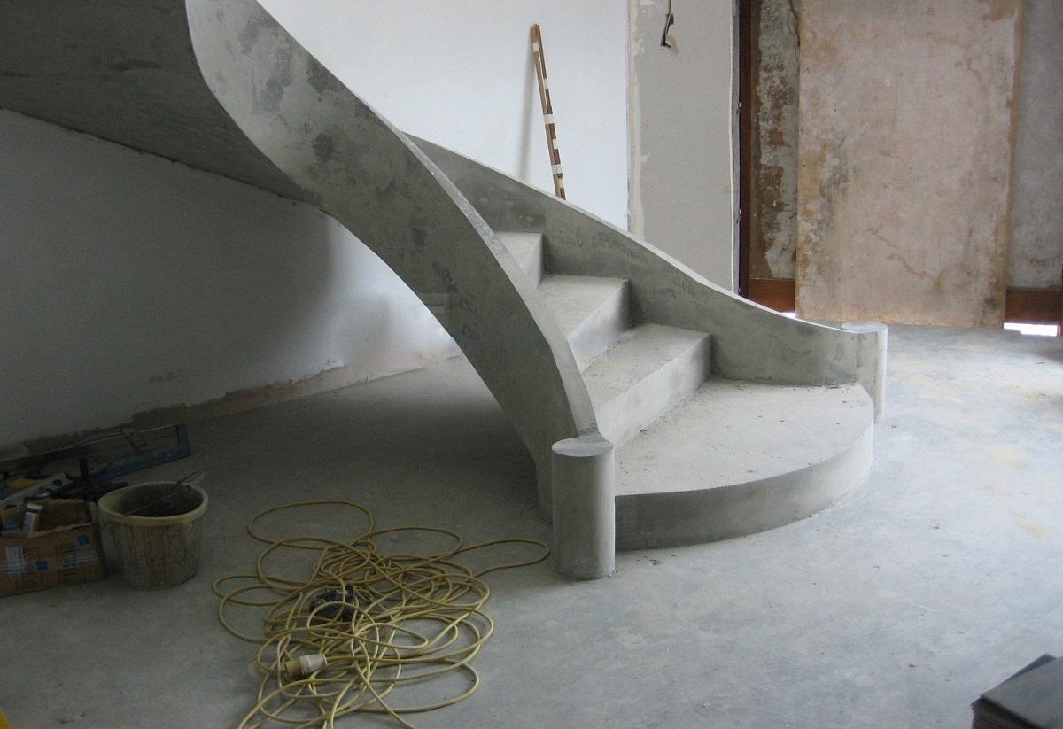Бетонная монолитная лестница может иметь разную форму и угол наклона 