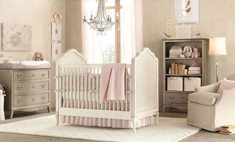 Комната для новорожденной девочки красиво оформляется в нежно-розовых тонах в сочетании с бежевым