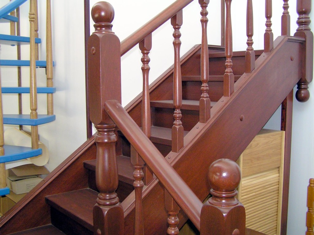 деревянная лестница ведущая на второй этаж