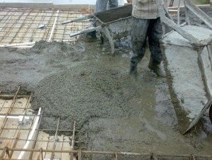 Заливка основания бетоном