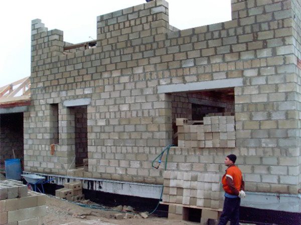 Фото строительства дома из керамзитных блоков