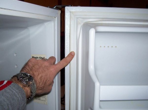 Уплотнитель в холодильнике изолирует камеру с охлажденным воздухом от помещения