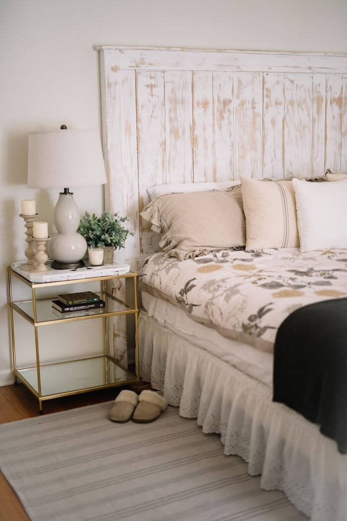 Белый цвет в интерьере спальни в стиле кантри