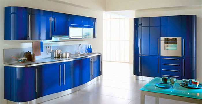 Интерьер с голубыми оттенками на кухне