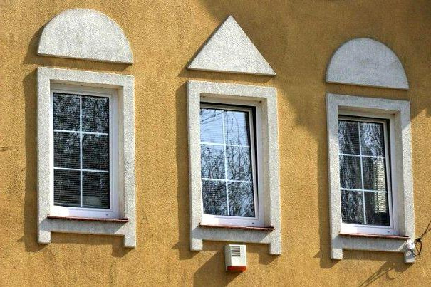Обрамление окон на фасаде дома кирпичом, фото