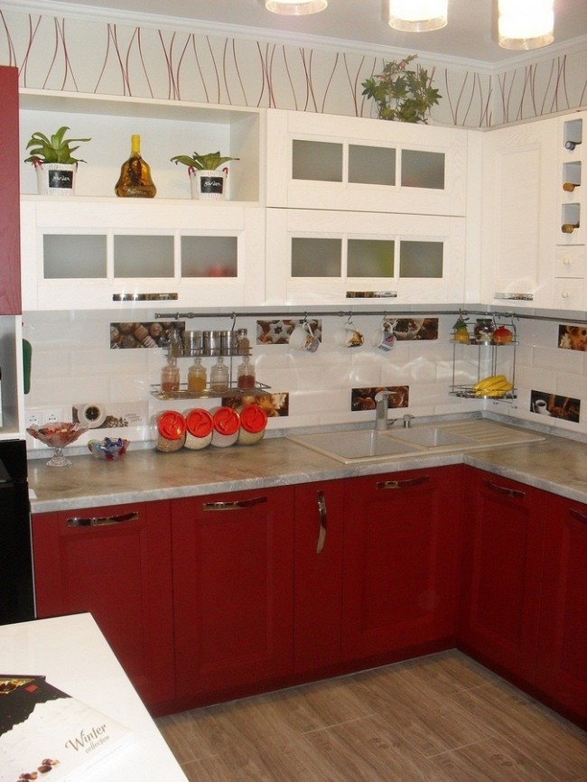Бело-красная кухня с угловой мойкой