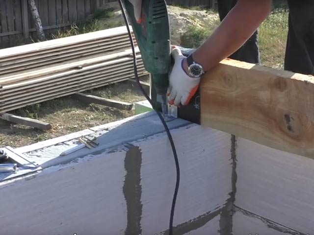 Монтаж деревянных балок перекрытия на стены из газобетона.
