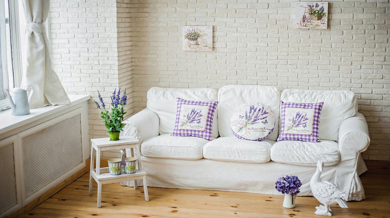 Белая мебель в гостиной в стиле прованс