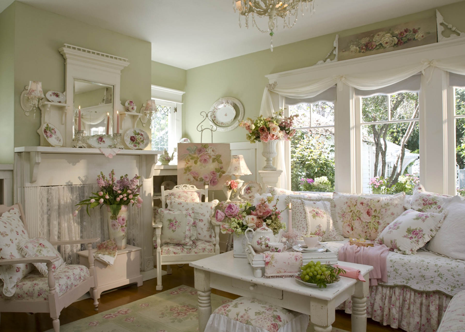 Мебель с цветочным принтом в гостиной в стиле прованс
