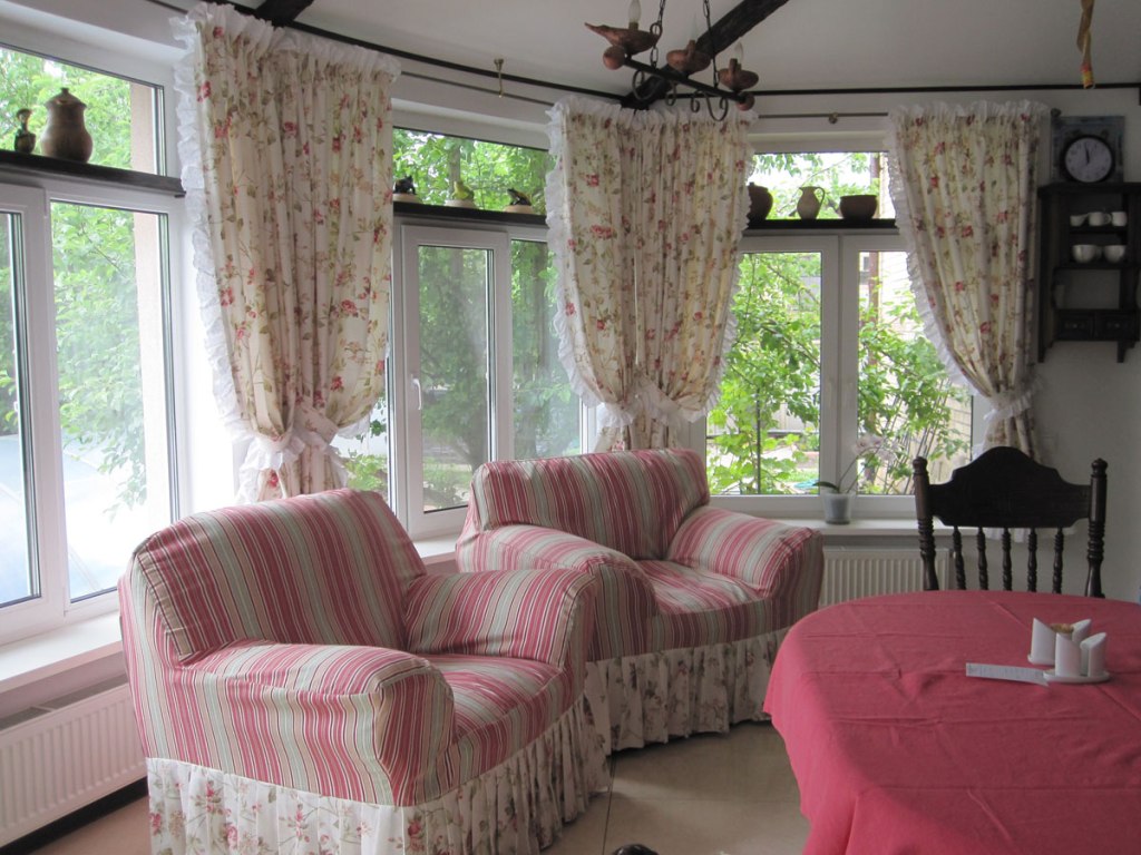 Уютная гостиная в стиле прованс на даче