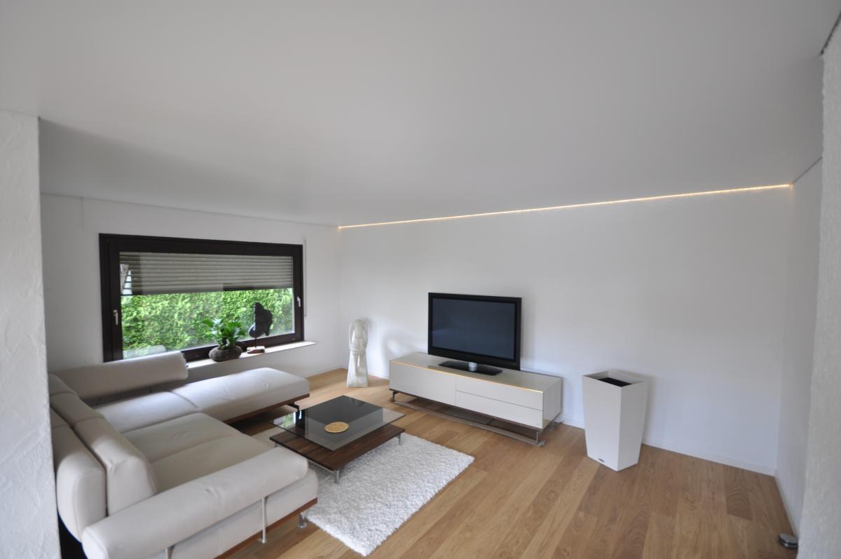 Белый тканевый потолок в минималистичной гостиной