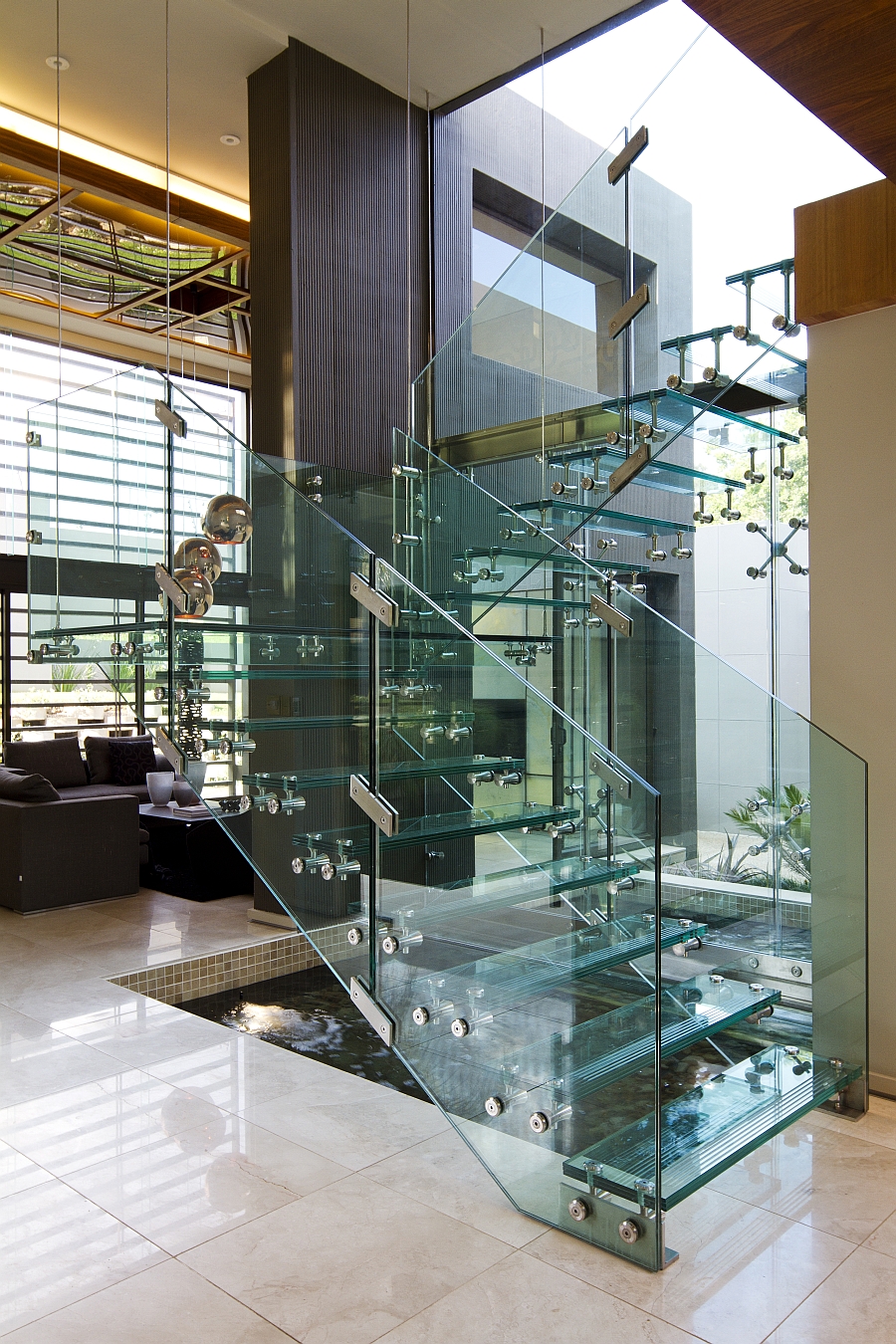 Прозрачная лестница из стекла в интерьере