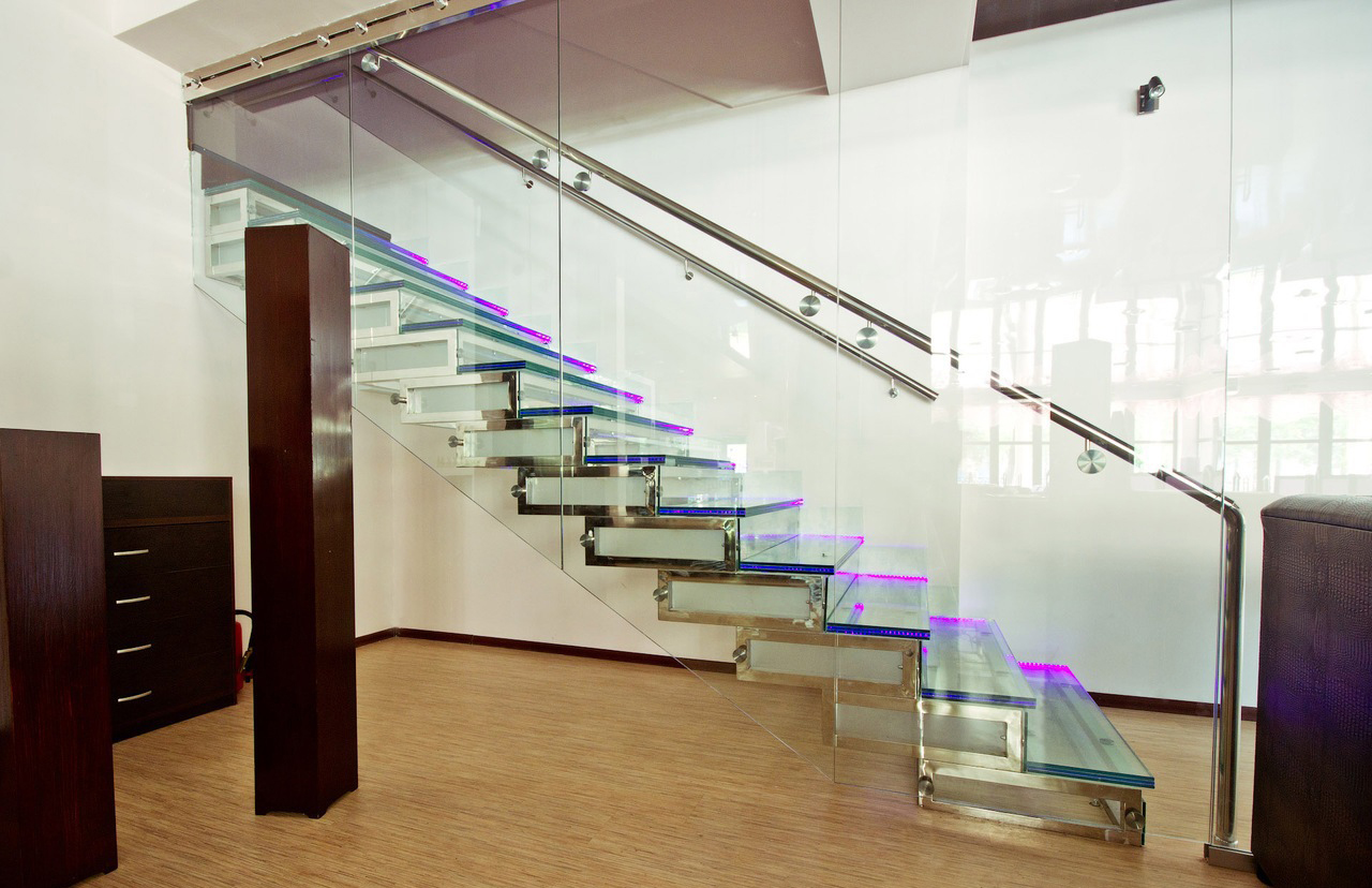 Лестница из стекла и металла с подсветкой в интерьере