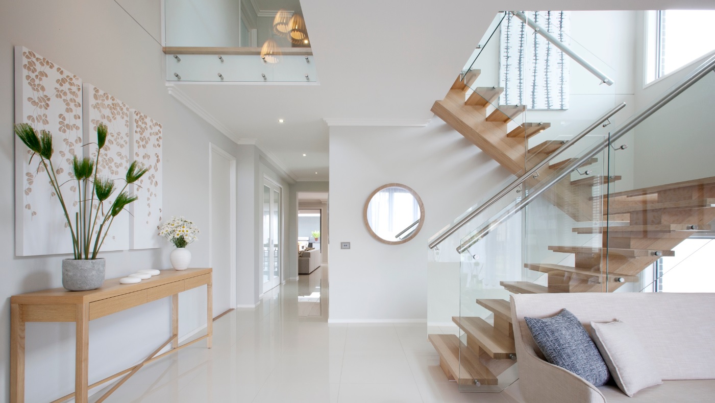 Лестница со стеклянными ограждениями в интерьере дома