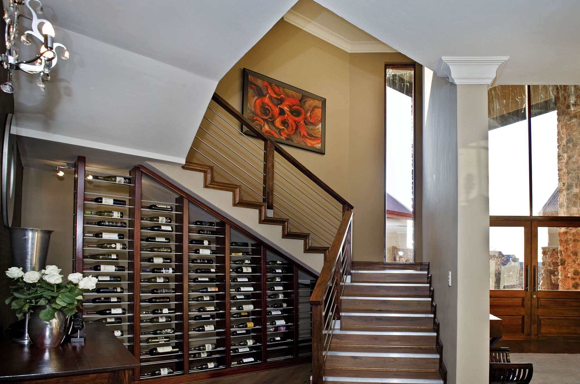 Хранение вина под лестницей