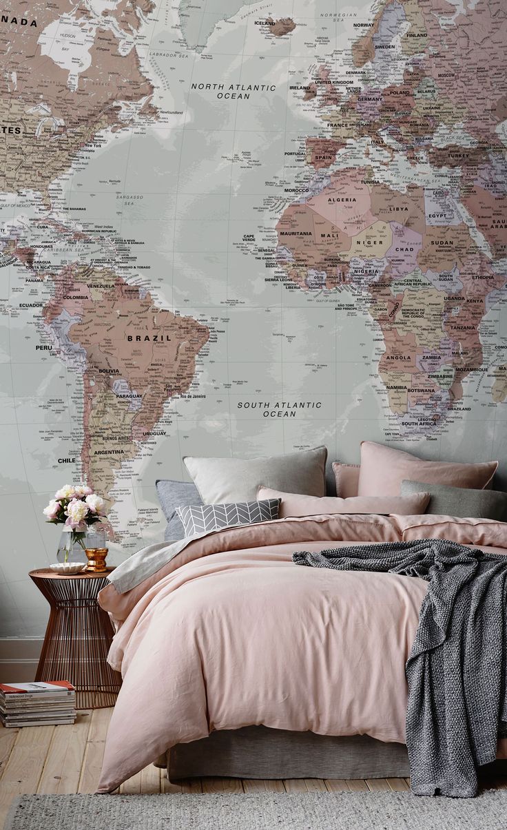 Фотообои "карта мира" над кроватью