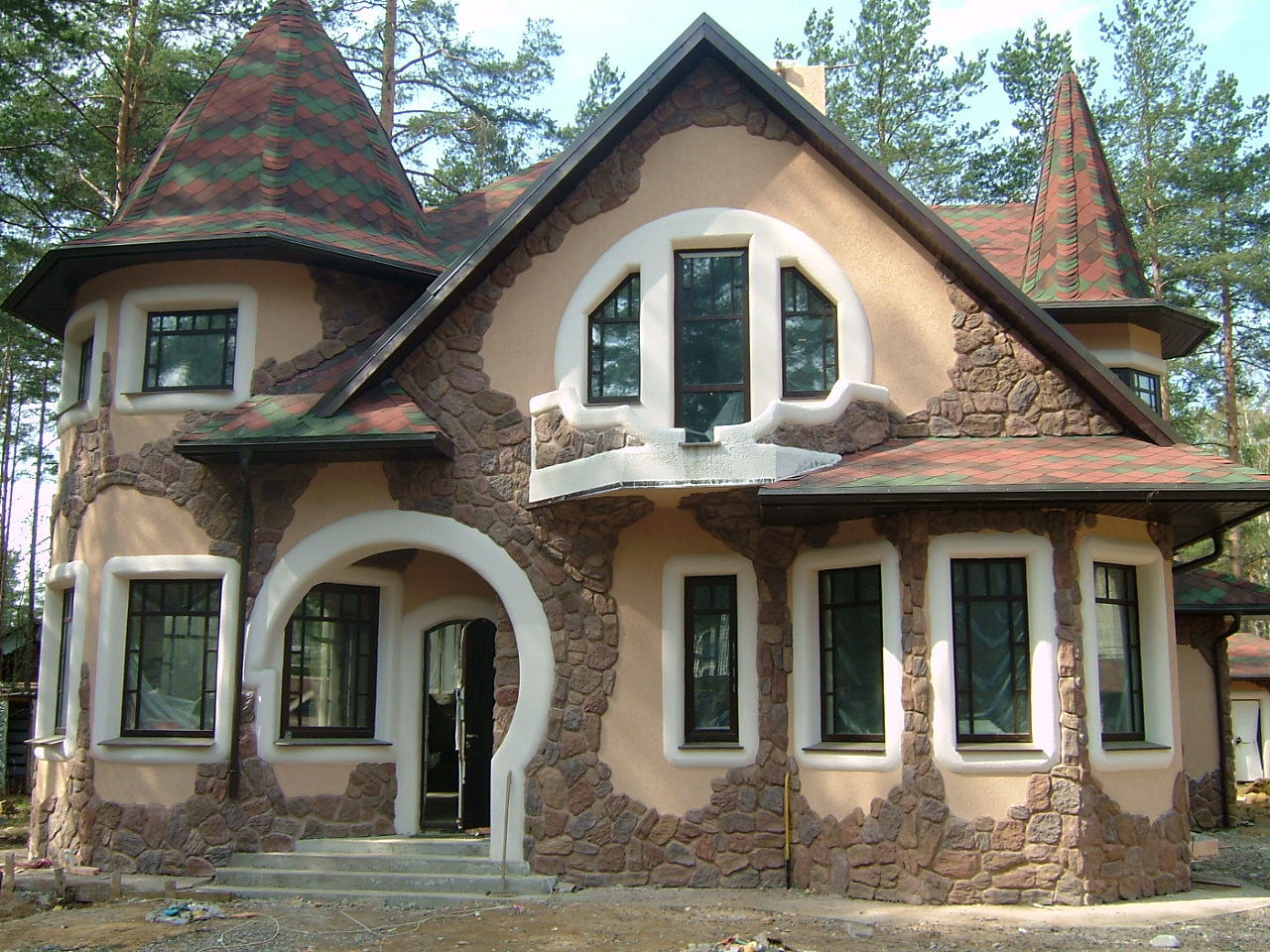 Декор дома фасадными панелями из камня