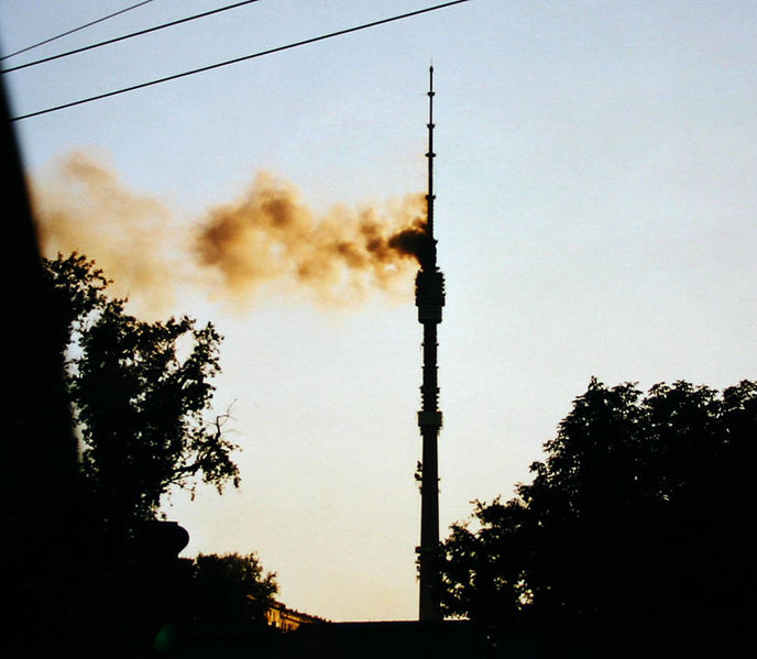 Пожар на Останкинской телебашне 27 августа 2000 года. Вид с Аллеи Космонавтов. Фото: wikimedia.org