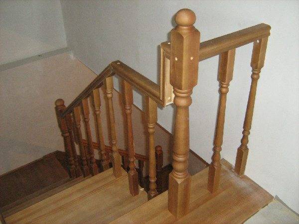 На фото - межэтажная лестница. Материал - сосна.