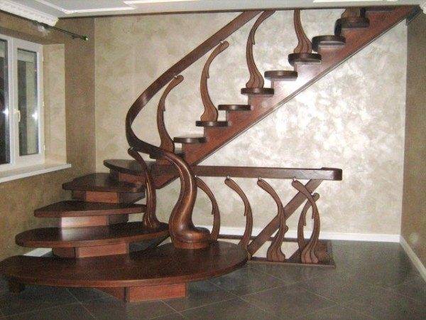Оригинальная и красивая лестница в доме