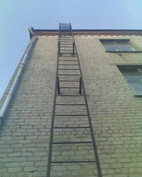 Пожарная лестница снаружи здания