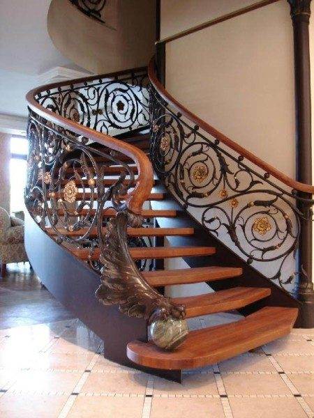 Внутренняя лестница на второй этаж – роскошная композиция дерева и металла