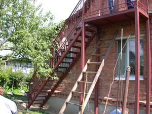 Железные лестницы для улицы могут вести как на первый, так и на второй этаж.