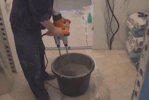 Приготовление раствора при помощи дрели с насадкой Приготовление раствора при помощи дрели с насадкой