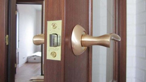 Правила ремонта межкомнатных дверей