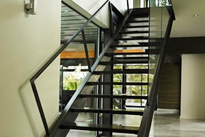 Лестница из швеллера в стиле модерн