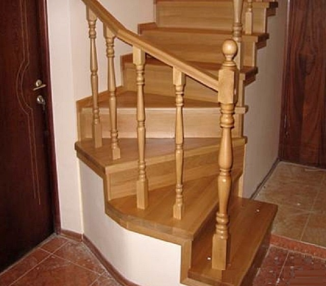 При проектировании лестницы с забежными ступенями обязательно принимают в расчет целый ряд важных требований