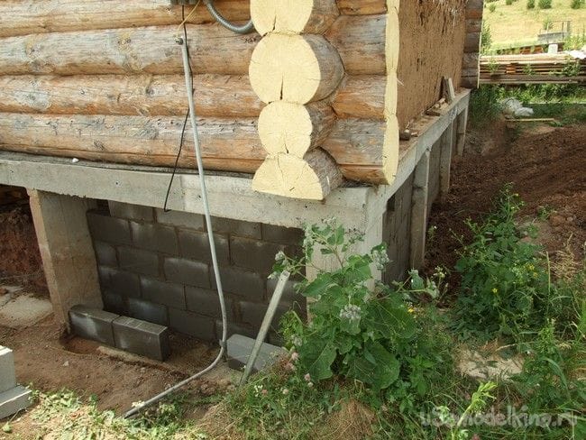Столбчатый фундамент с ростверком для бревенчатого дома и его доработка