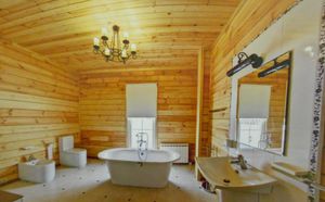Ванная комната в загородном деревянном доме