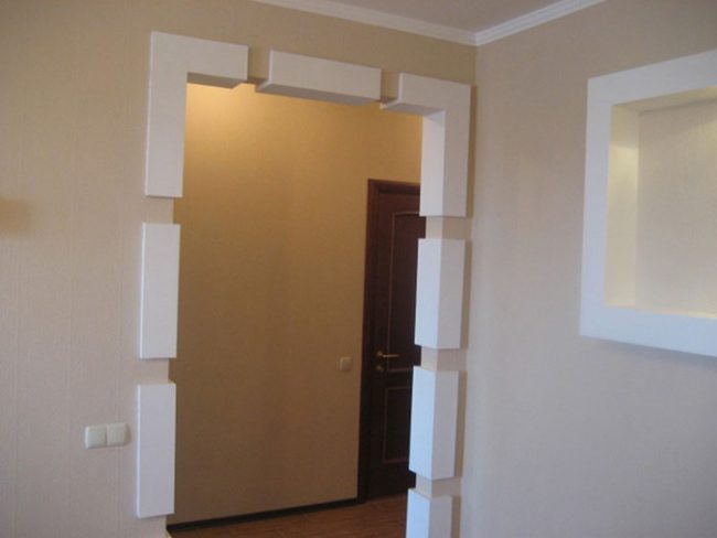 Выбирая отделочные материалы для дверного проема, следует ориентироваться на остальную обстановку в комнате и мебель
