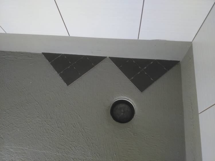 Укладка керамической плитки на пол в душевой с трапом по диагонали прикидываем на сухую
